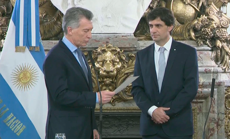 Lacunza asumió como ministro de Hacienda y anunciará un paquete de medidas económicas