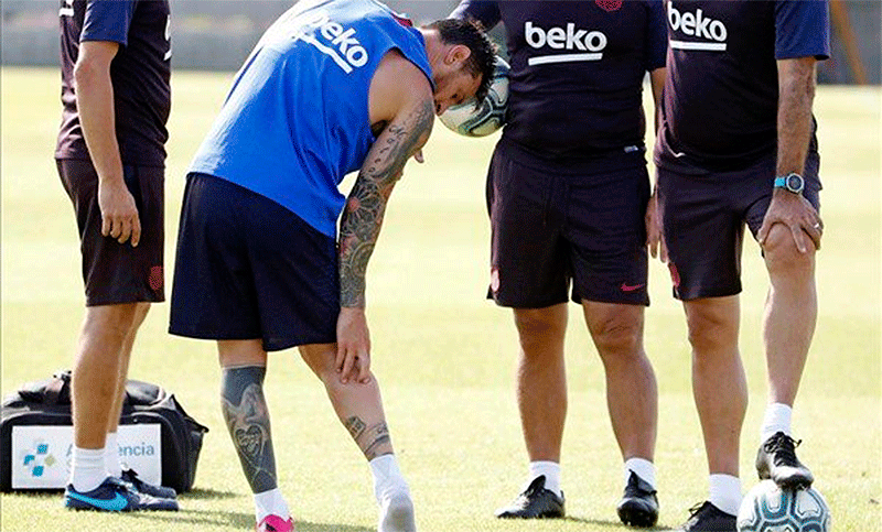 Messi se lesionó en su primera práctica con Barcelona