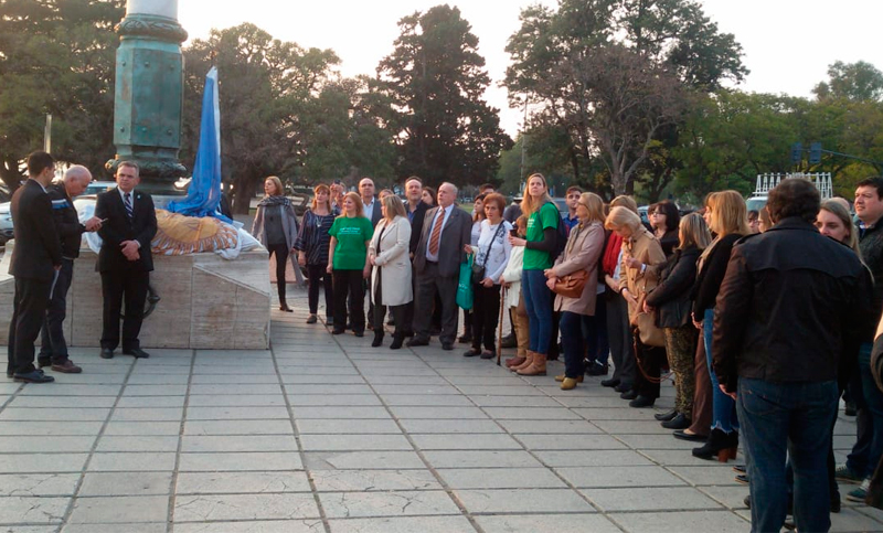 Se izó la Bandera en homenaje a los 20 años del compromiso de la familia de Antonela Trivisonno