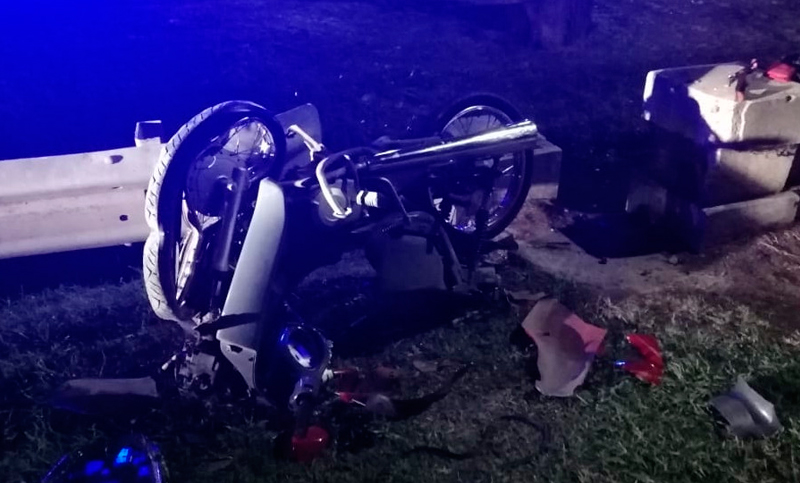 Un hombre de 44 años falleció al chocar con su moto