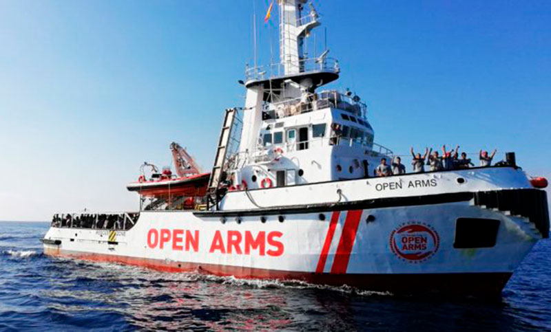 Barco con migrantes se acerca a puerto de Italia pese a la resistencia de Salvini al desembarco