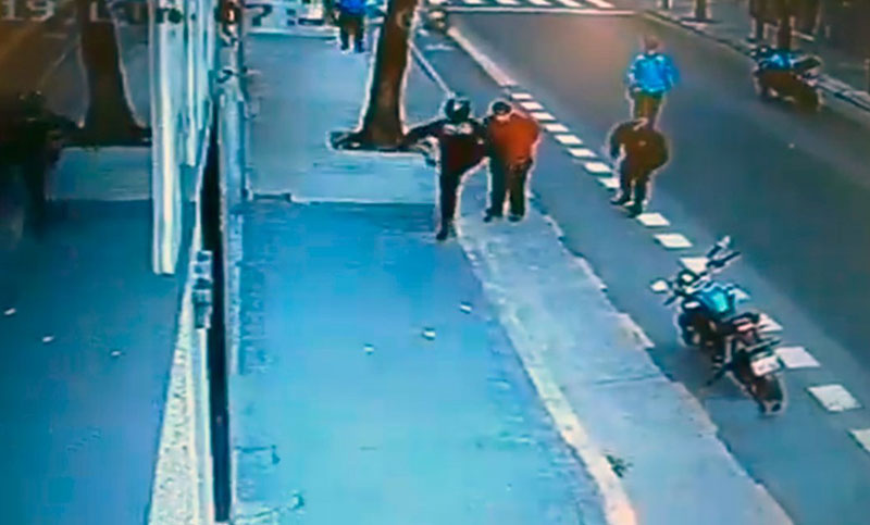 Murió un hombre tras ser pateado por un policía