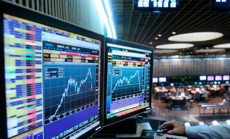 El riesgo país salta el 7,2% y alcanza los 892 puntos