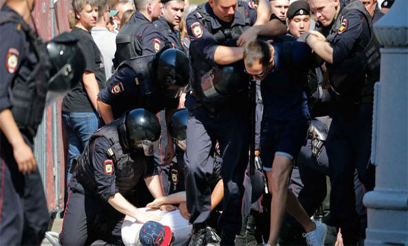 La policía rusa detuvo a cerca de 700 opositores que se manifestaron en el centro de Moscú