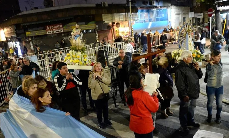 Un sacerdote afirmó que la gente le pide velas porque no puede pagar la luz