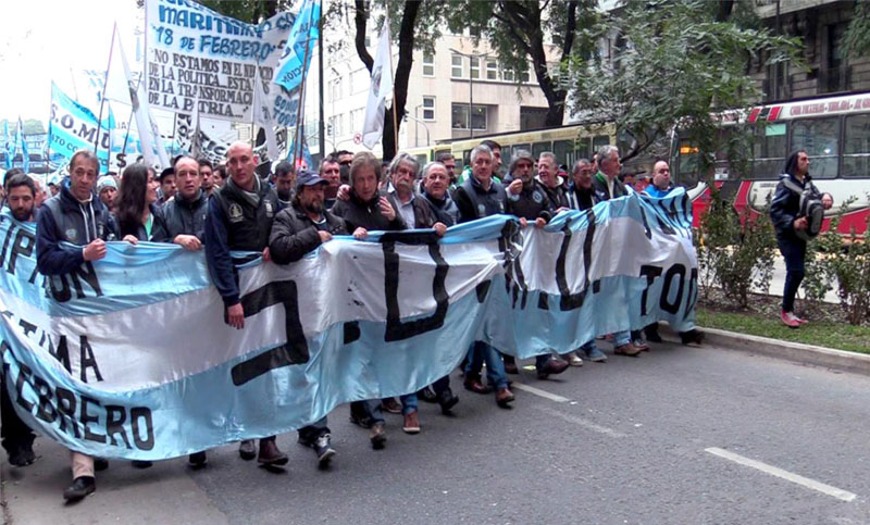 Portuarios piden incorporar 100 trabajadores y amenazan con un paro