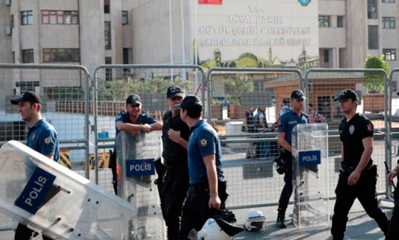 El Gobierno turco suspende y reemplaza a tres alcaldes opositores de la región de mayoría kurda