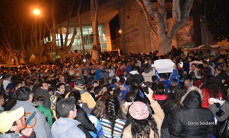 Conmovedor abrazo al Vilela por la vida del nene baleado mientras jugaba al fútbol