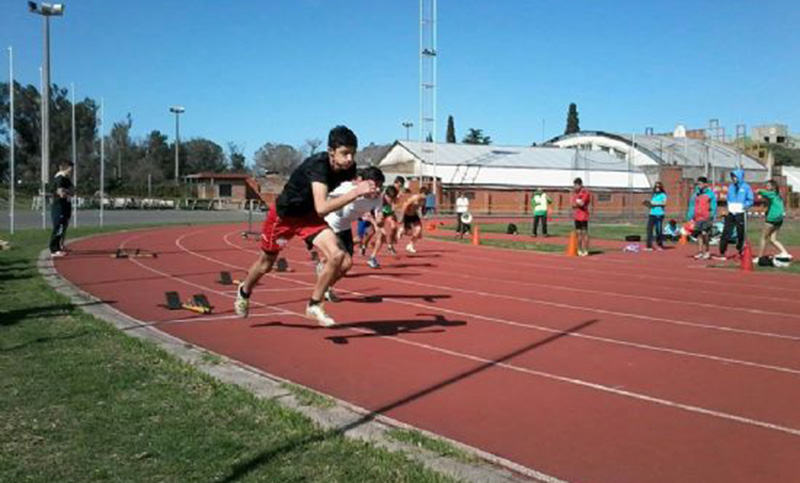 Torneo de atletismo en el estadio municipal