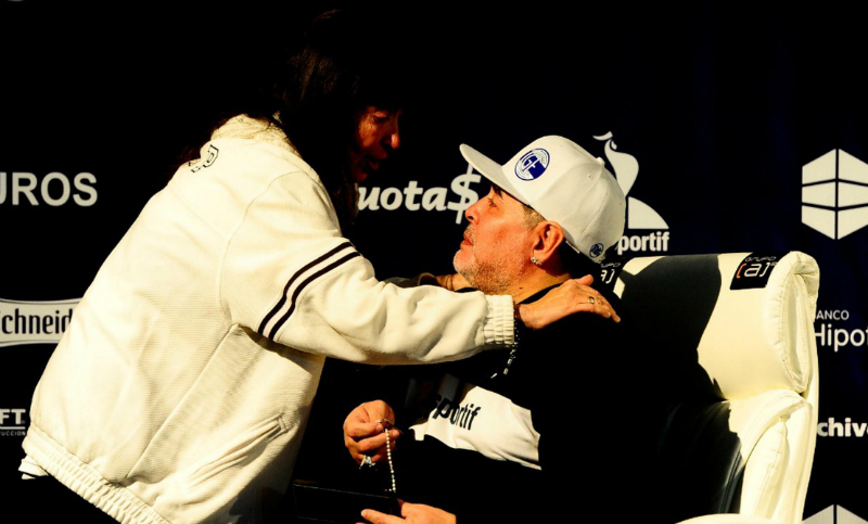 La hermana de Cristina Fernández saludó a Maradona en medio de la conferencia de prensa