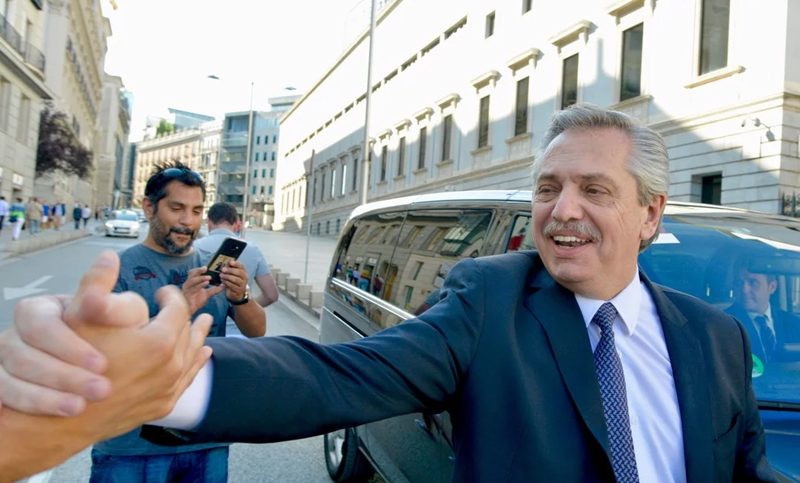 Alberto Fernández regresa a la campaña tras su gira por Europa