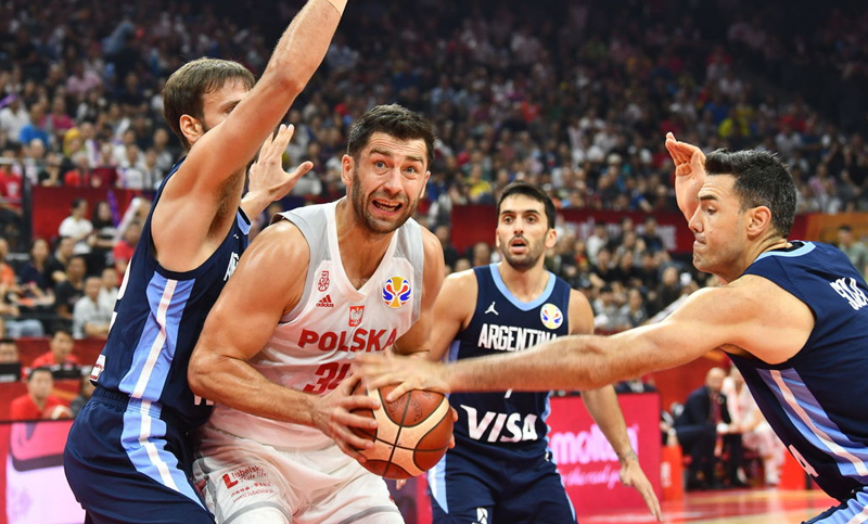Argentina derrotó a Polonia  y se quedó con el primer puesto en su grupo