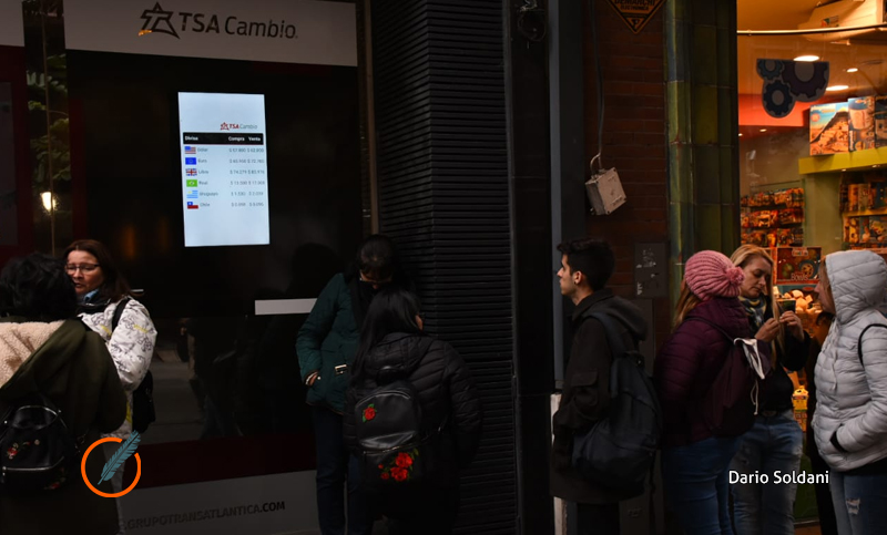 ¿Qué cantidad de argentinos se relaciona con el dólar?