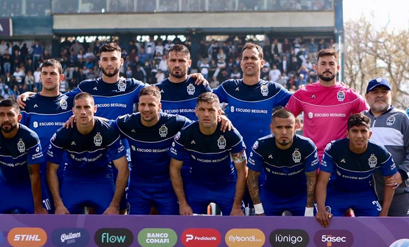 Maradona debutó como DT del Lobo con una derrota ante Racing