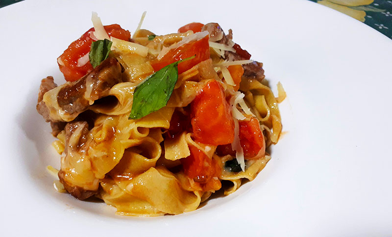 Tagliatelle con tomates, carne y albahaca