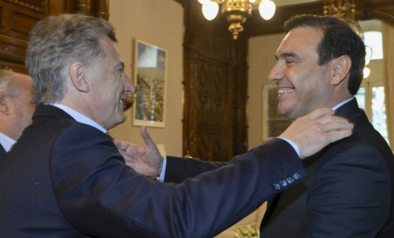El gobernador de Corrientes encabezó un sorteo de alimentos en plena crisis económica