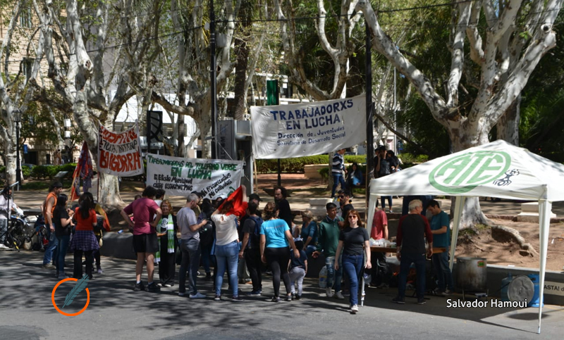 Reclamos y olla popular frente a la Municipalidad por el pase a planta