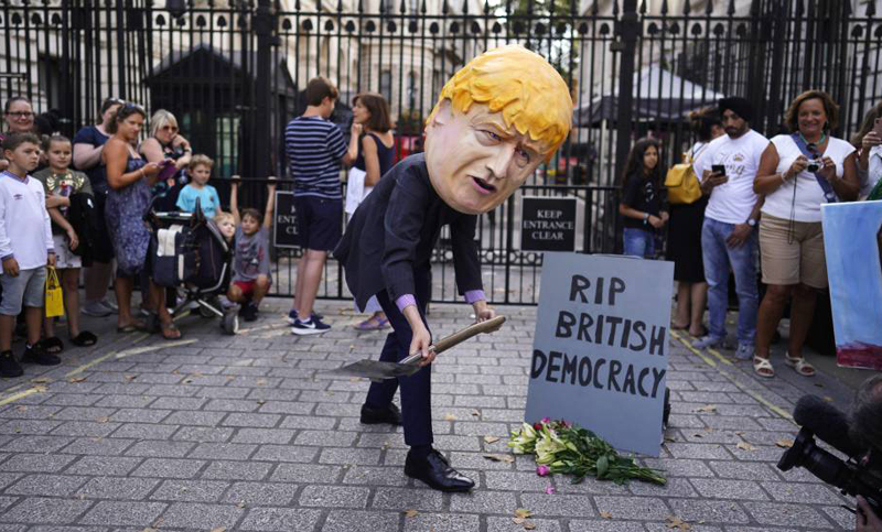 Suspendieron la actividad del Parlamento británico hasta mediados de octubre y hay protestas