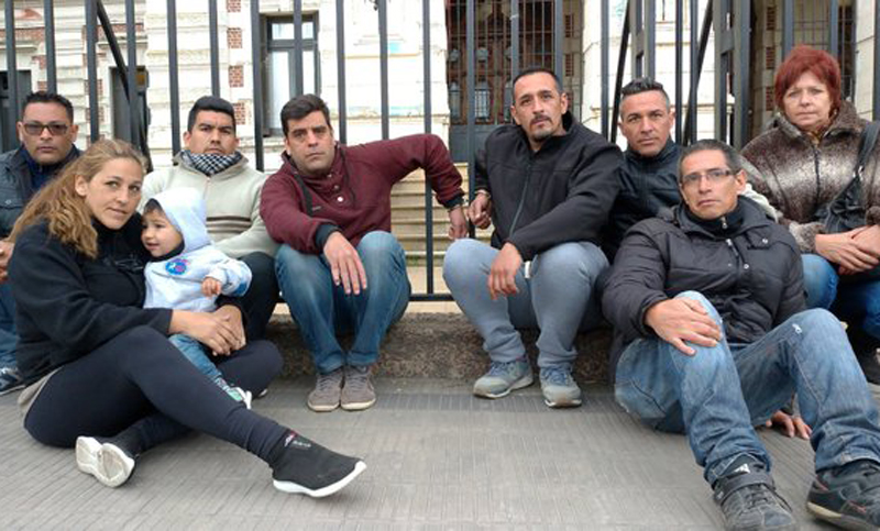 Ex efectivos del Servicio Penitenciario Bonaerense se encadenaron para reclamar su reincorporación