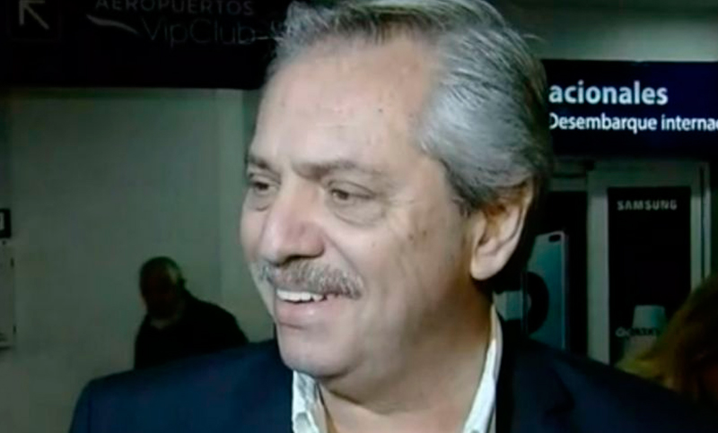 Alberto Fernández regresó a la Argentina y aseguró que «hace un tiempo» que no habla con Macri