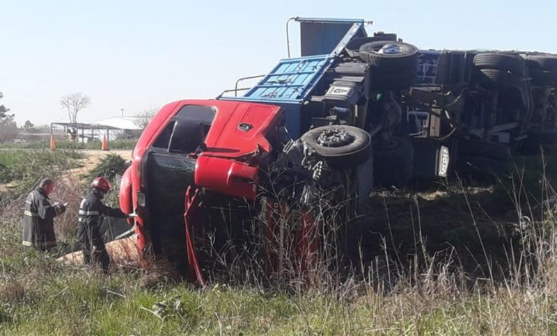 Un hombre falleció tras chocar contra un camión en la ruta 21