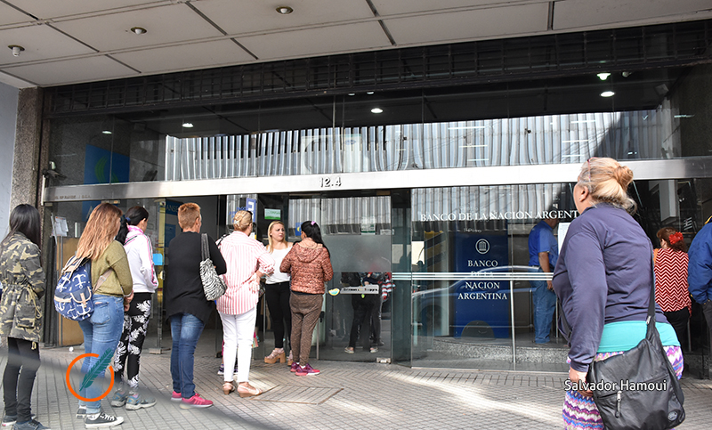 Bancarios acordaron extensión de la jornada por la crisis y pidieron un bono