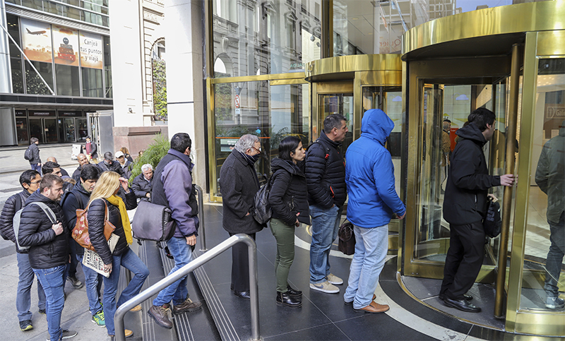 Largas filas en bancos, colapso «online» y retiro masivo de depósitos en dólares