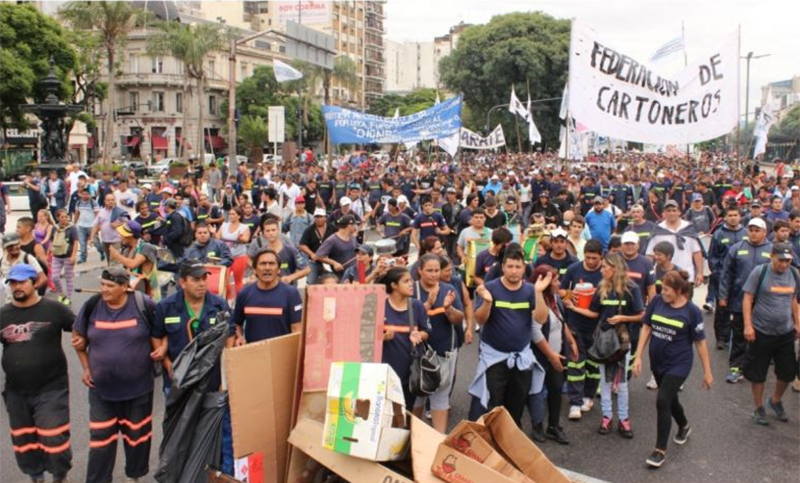 Recicladores protestan en la  Ciudad de Buenos Aires contra un nuevo decreto del Gobierno