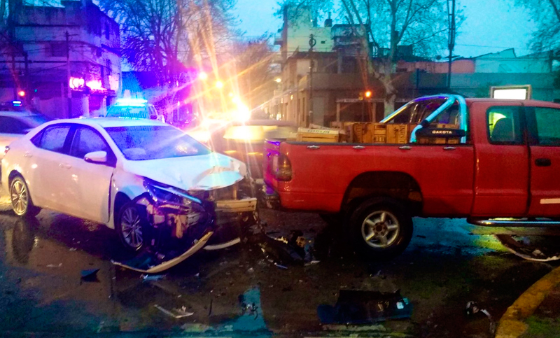 Oroño y Rueda: dos heridos leves en un choque entre un auto y una camioneta