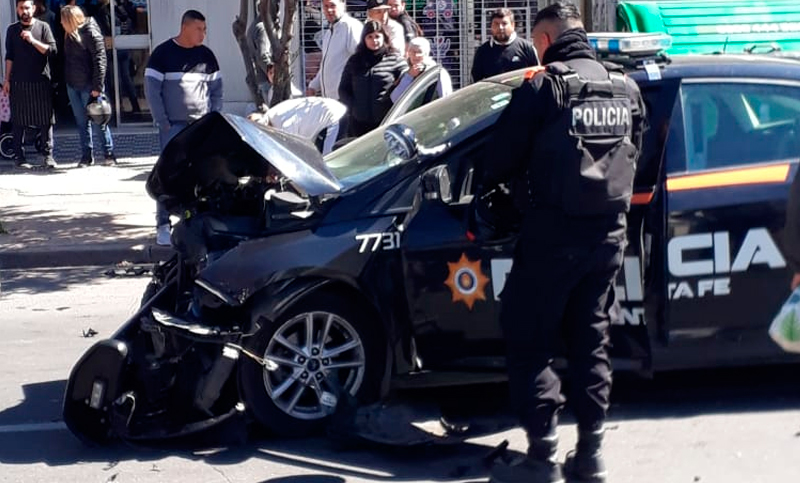 Fuerte choque entre un auto y un patrullero