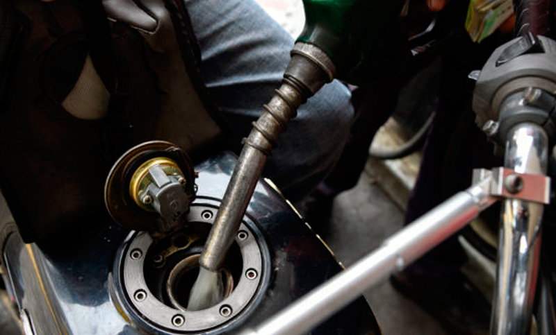 El Gobierno flexibilizará esta semana el congelamiento de precios de combustibles