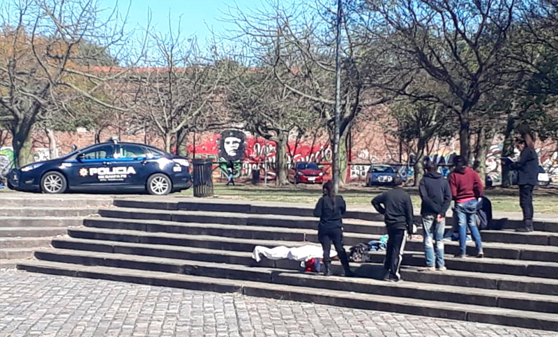 Encontraron un cuerpo en la Plaza del Che e investigan las causas del fallecimiento