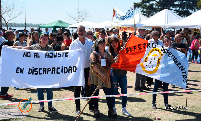 Masiva marcha en el Monumento contra el ajuste en discapacidad