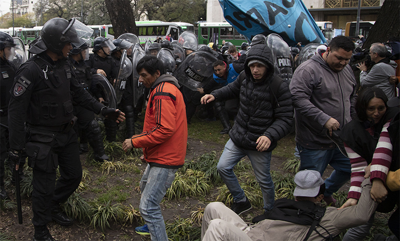 Represión y disturbios en la 9 de Julio en pleno acampe de movimientos sociales