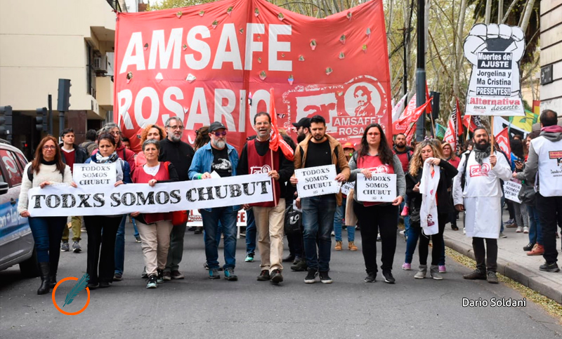 Masivo acatamiento al paro docente en solidaridad con lo ocurrido en Chubut