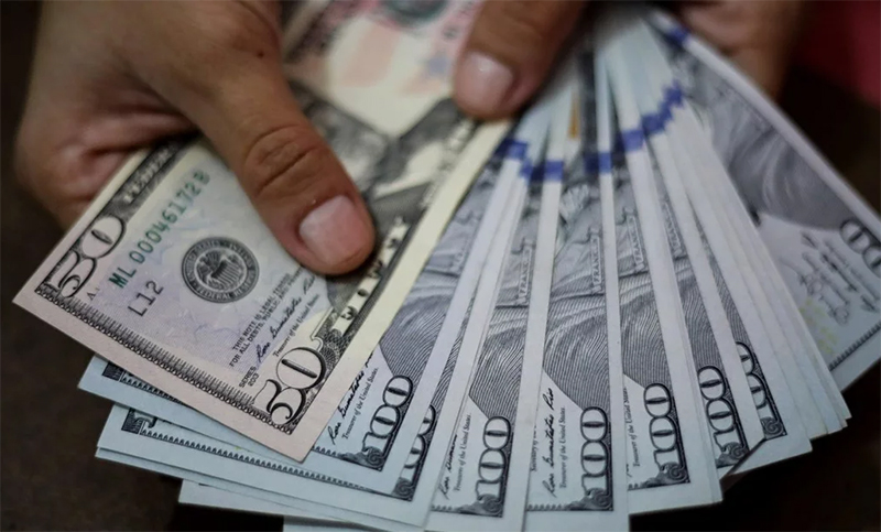 El dólar vuelve a subir y el riesgo país se mantiene por encima de los 2500 puntos
