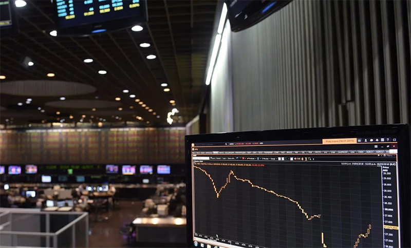 Caen las acciones, dólar se mantiene y sube el riesgo país