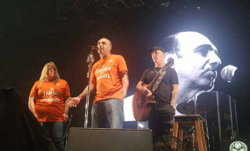 Ovacionaron a los padres de Antonella Trivisonno en el recital de La Beriso