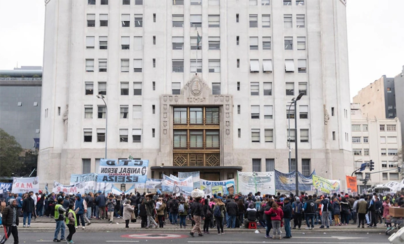 Trabajadores estatales realizan paro nacional por apertura de paritarias