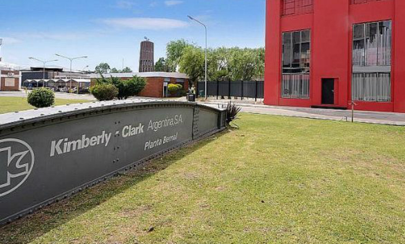 Kimberly-Clark cerró una de sus plantas dejando a más de 200 personas en la calle