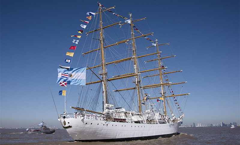 La fragata Libertad llegó a Cádiz y fue recibida por el embajador argentino