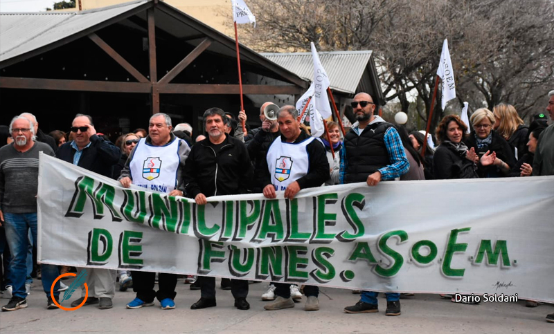 Continúa el conflicto en Funes por atraso de salarios a municipales