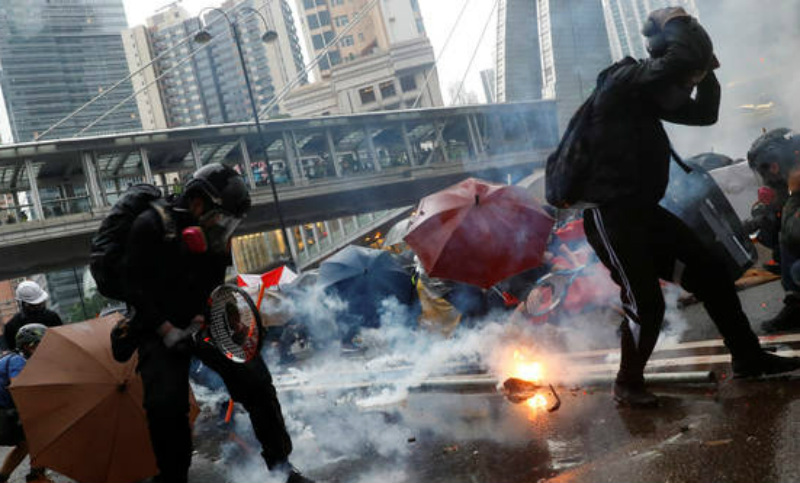 Al menos cinco heridos graves tras los enfrentamientos en Hong Kong