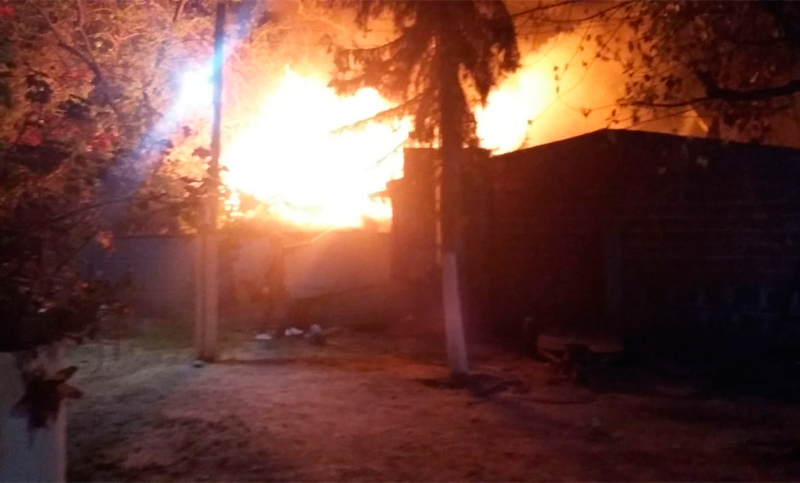 Tres personas heridas tras un voraz incendio en un galpón de zona sur