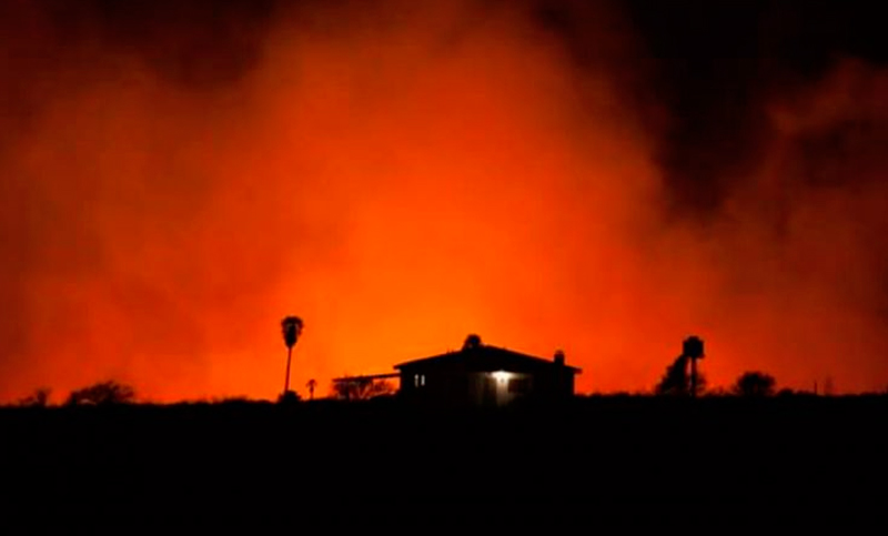 Siguen activos focos de incendios forestales en las localidades cordobesas de Las Palmas y La Gloria