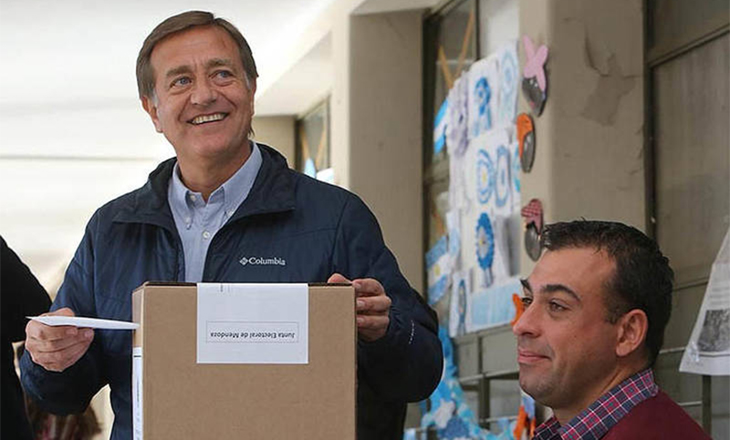 Mendoza: el candidato de Cambiemos denuncia campaña sucia porque lo vinculan a Macri