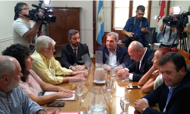 Santa Fe: el Gobierno convocó a los estatales para tratar los reclamos de pase a planta permanente