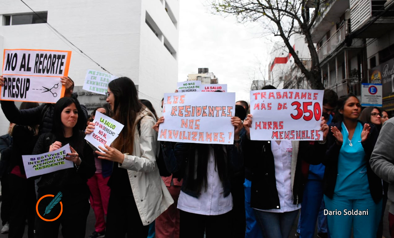 Médicos residentes de hospitales públicos protestan contra la precarización laboral y el retiro de viandas