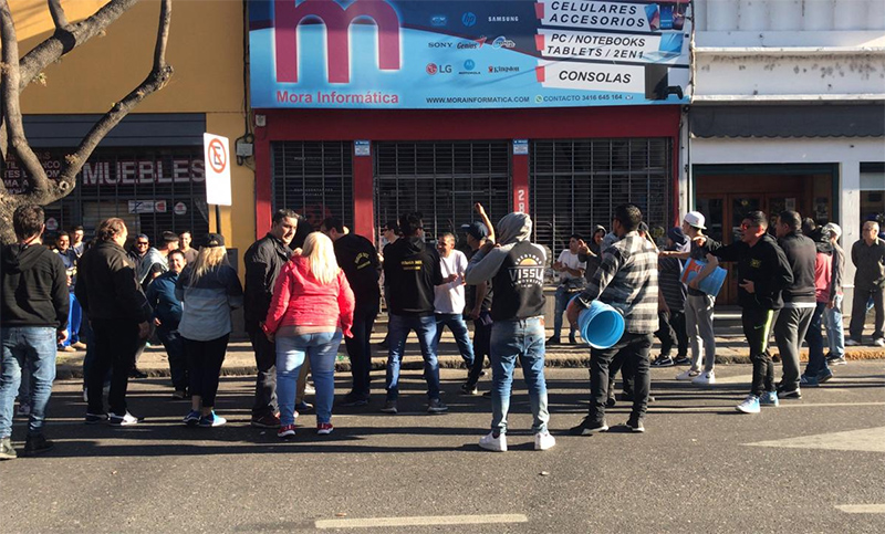 Manifestación en la puerta del sindicato de taxistas en apoyo a Boix