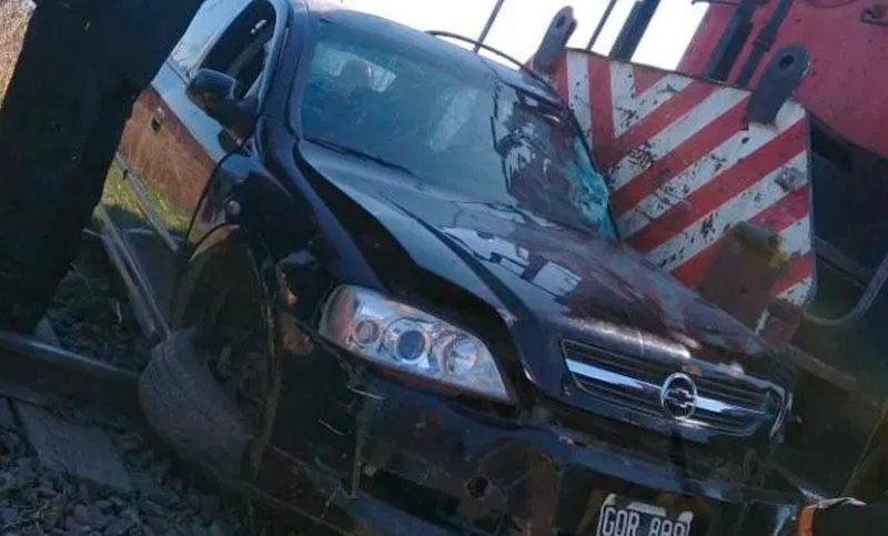 San Lorenzo: madre e hijo quedaron atrapados en el auto al ser embestido por un tren